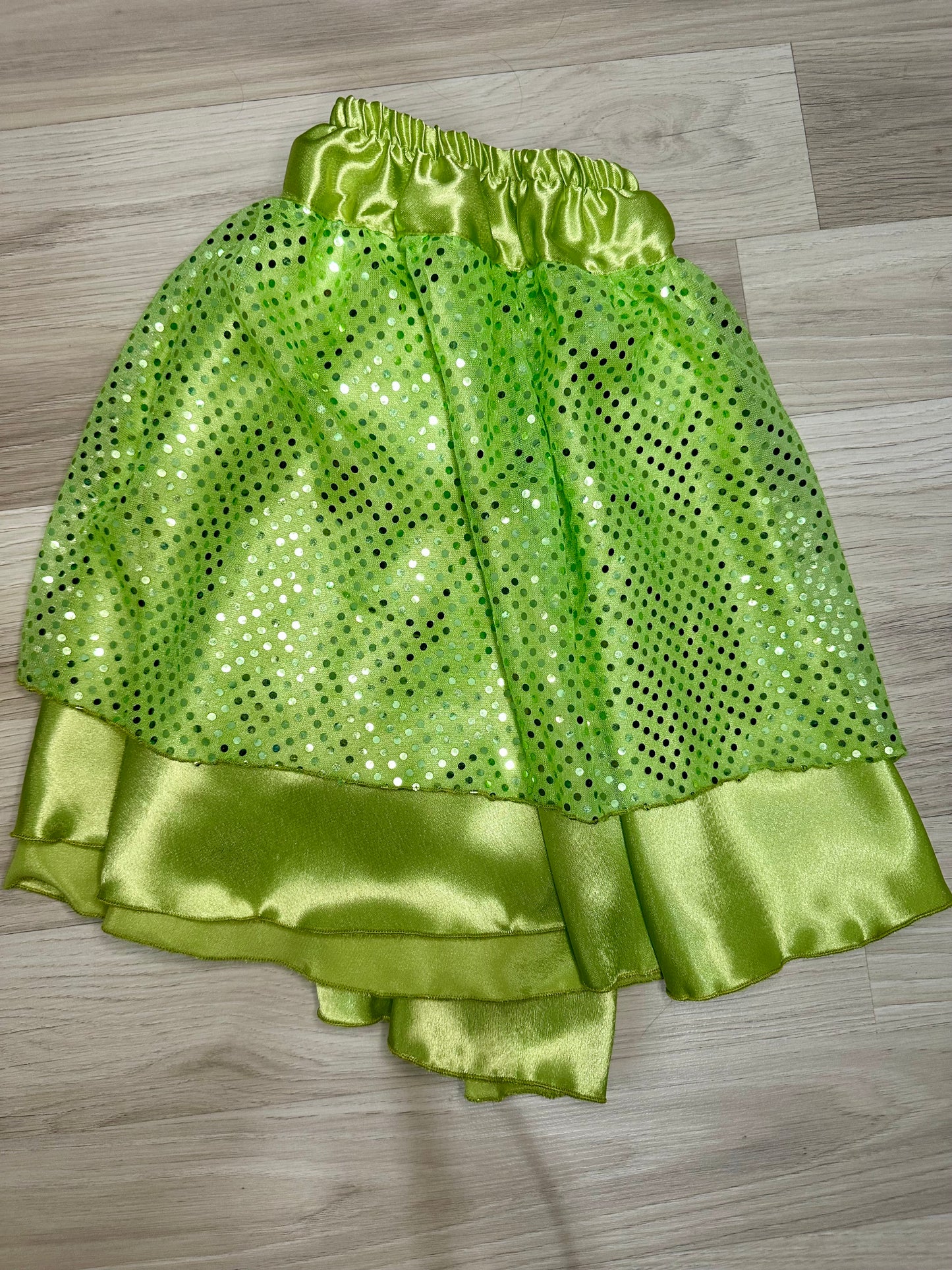 SOLID GREEN SKIRT SIZE MEDIUM